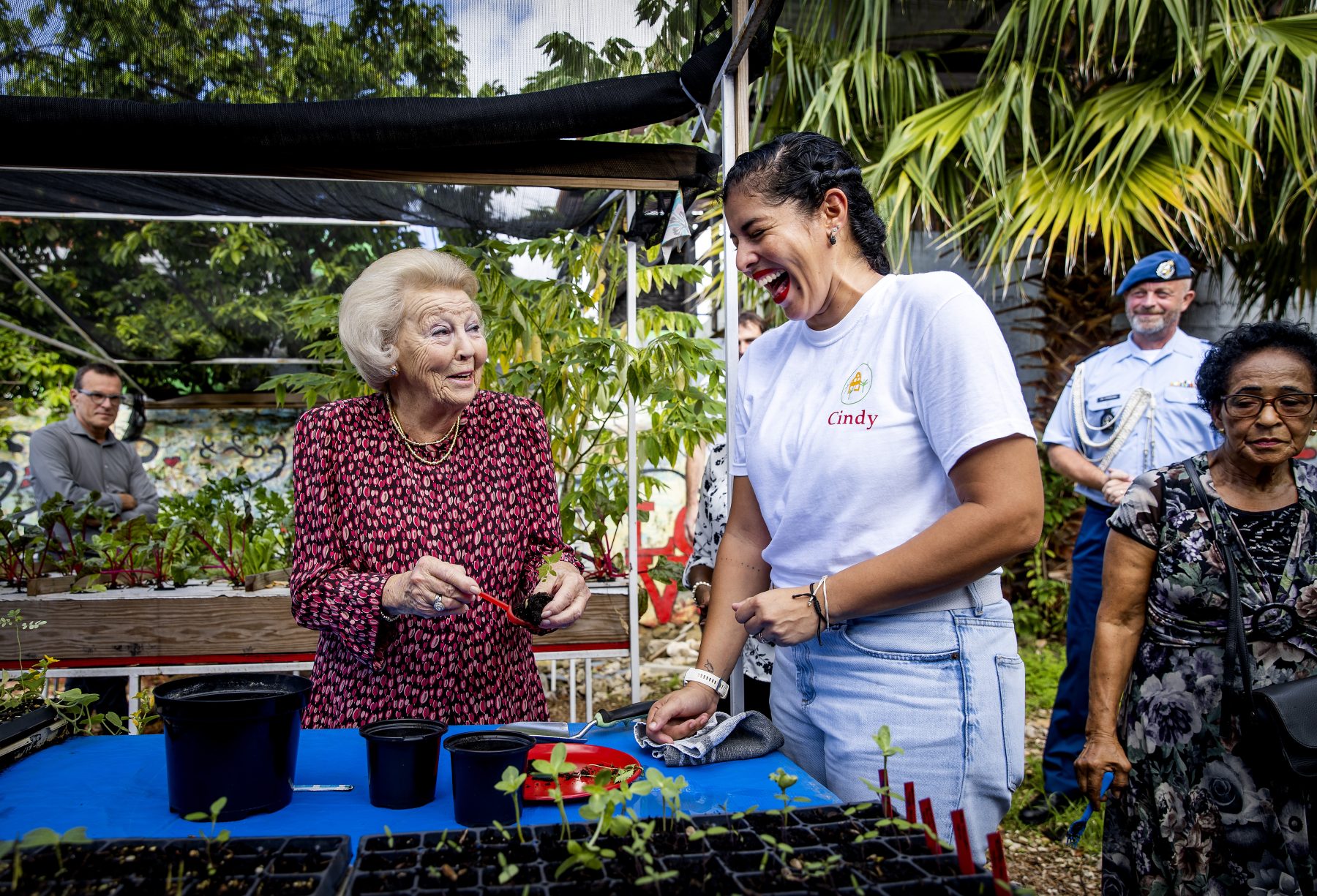 Wandelstok Middagdutje Maar Kwiek Beatrix Bezoekt Cariben LINDA Nl