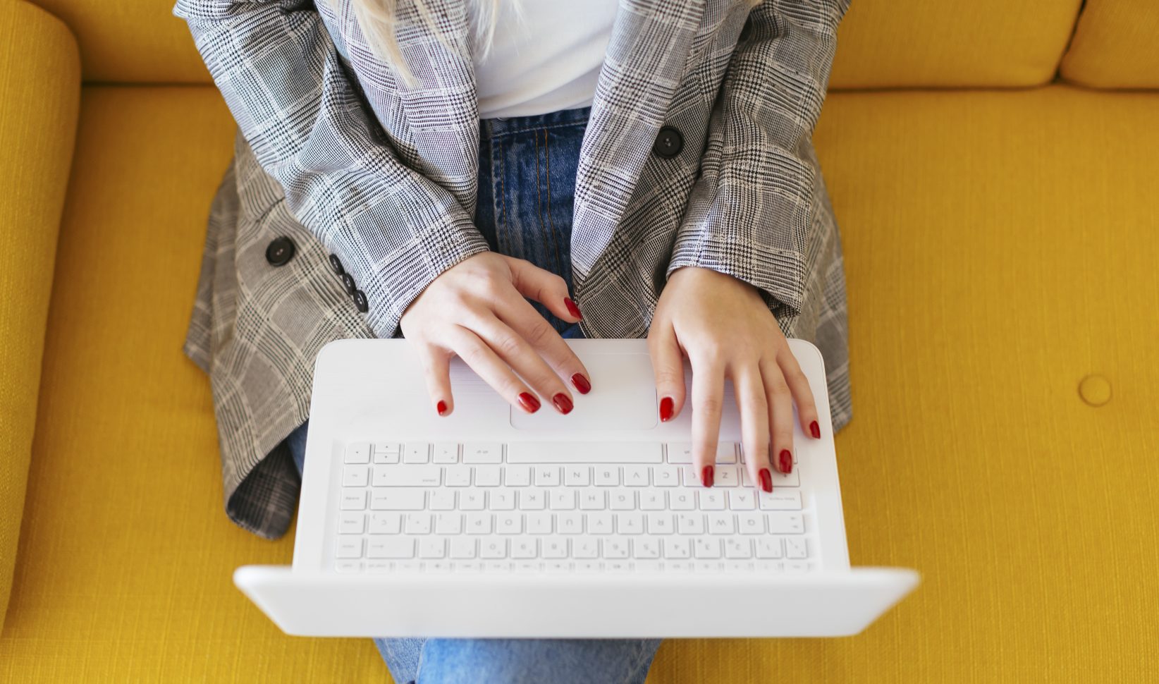 Vrouw met een laptop op schoot