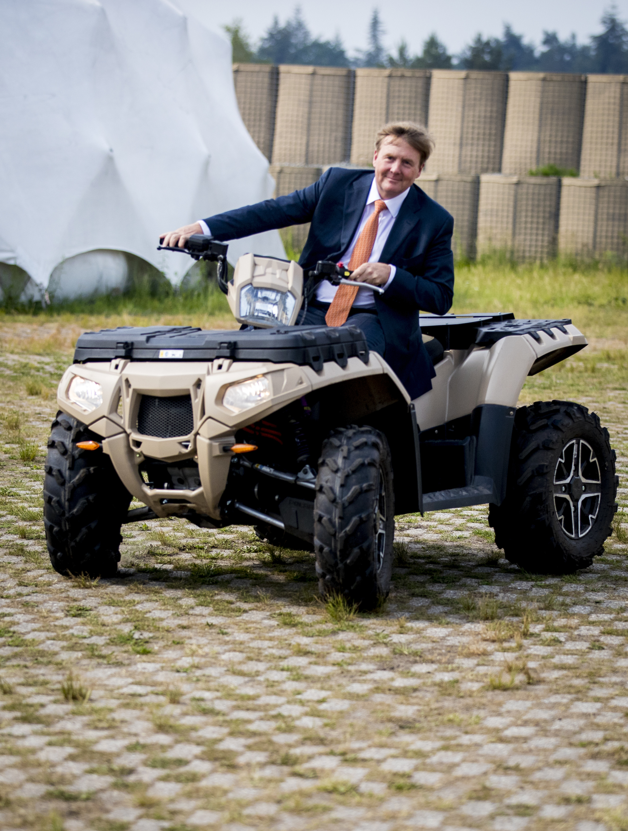 Willem-Alexander op een quad