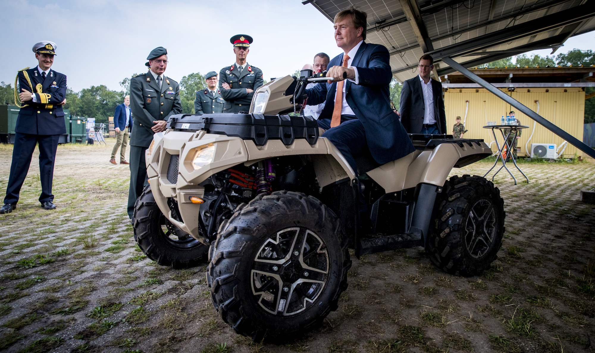 Willem-Alexander op een quad