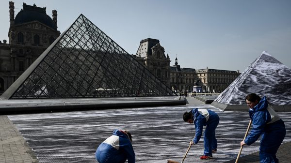 Nieuw kunstwerk rondom Louvre zorgt voor bizarre optische illusie