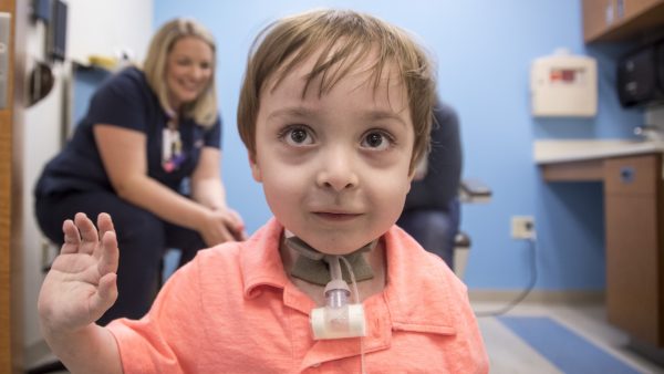 Jongen (2) krijgt 's werelds eerst gemaakte strottenhoofd en produceert stemgeluid