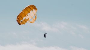 Thumbnail voor Vrouw overleeft val van 1500 meter nadat parachute niet opent tijdens sprong