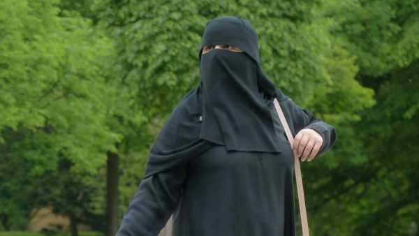 Vrouw met een nikab uit bus gezet in Limburgse Stein