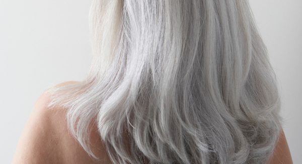 bron Zeeanemoon Berouw Vijftig tinten grijs haar: 6 x vrouwen die zich niet schamen voor hun  lokken - LINDA.nl