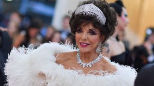 Thumbnail voor Rondlopen in spijkerbroek en T-shirt? Joan Collins vindt het 'tragisch'