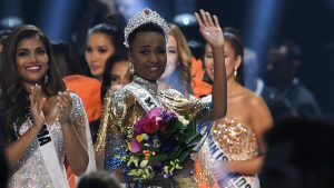 Thumbnail voor Vrouwenactiviste Miss Zuid-Afrika gekroond tot Miss Universe 2019