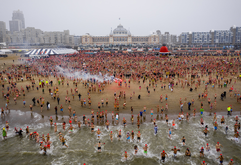 De leukste foto's van de Nieuwjaarsduik op het strand van Scheveningen