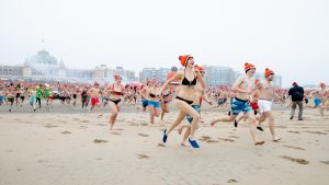 Thumbnail voor De leukste foto's van de (ijskoude) Nieuwjaarsduik in Scheveningen