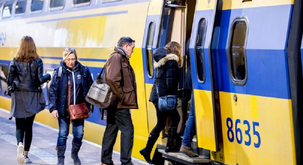 Twee jongens opgepakt voor bekogelen trein, kind bedolven onder glas