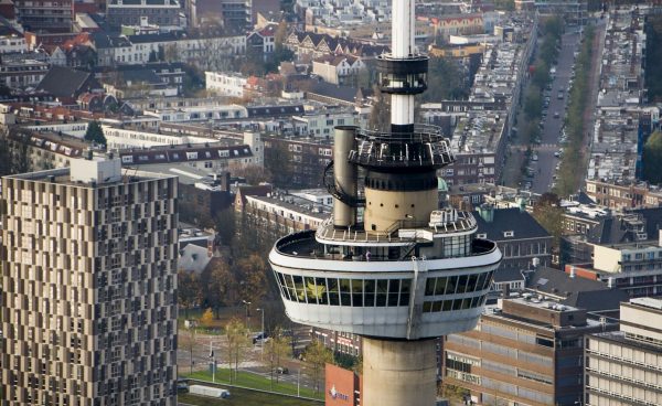 Bezoekers Euromast donderdagnacht urenlang vast in lift