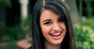 Thumbnail voor Rebecca Black geeft 9 jaar na Friday advies aan haar jongere ik