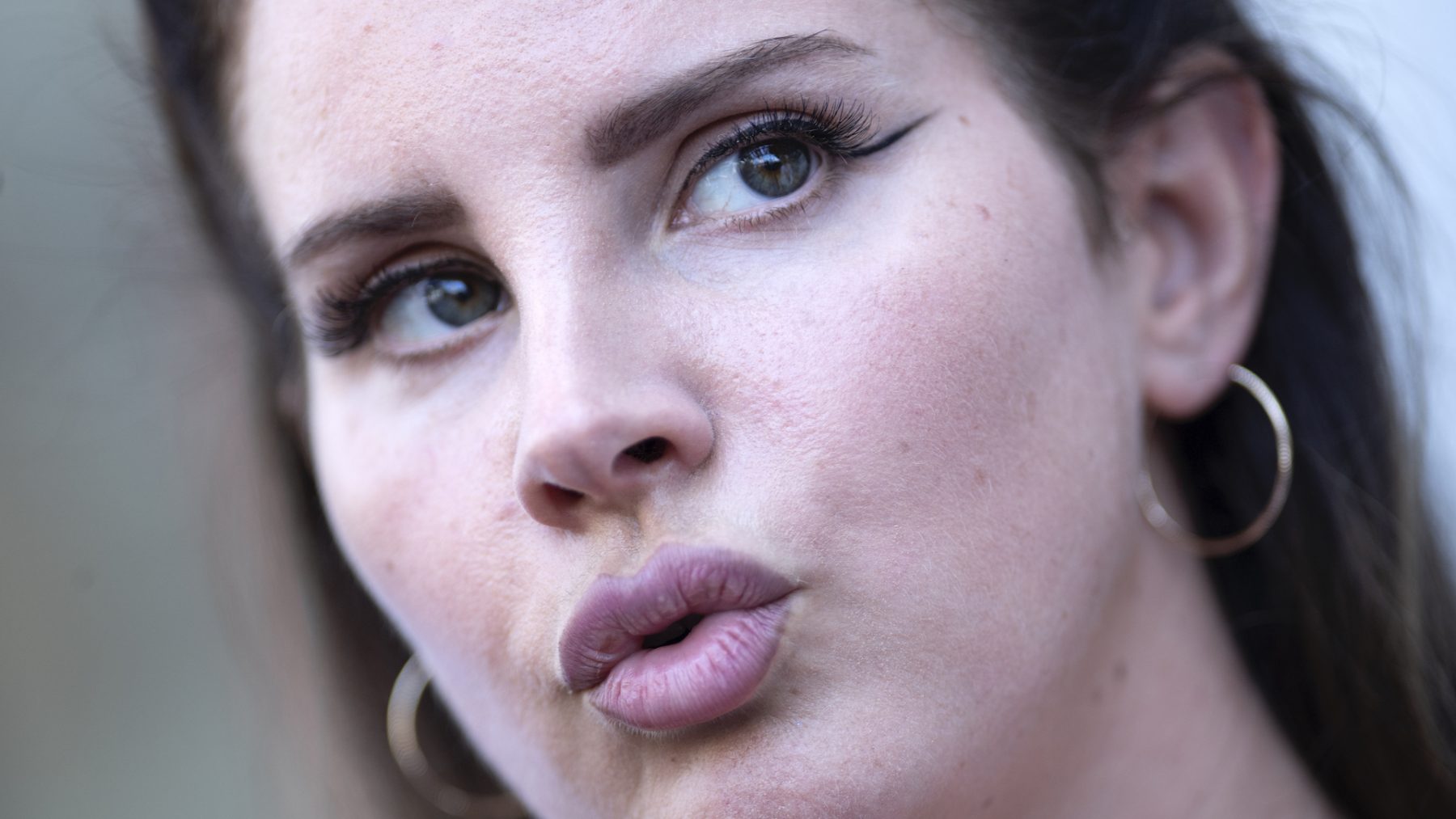 Lana del Rey pisses fans off with fishnet mouth mask