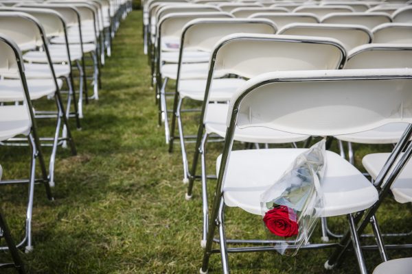 Dag voor MH17-proces opnieuw stoelenprotest voor Russische ambassade in Den Haag