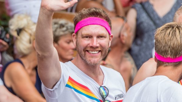 Sipke Jan Bousema blij met regenboogvlag in Friesland