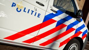 Thumbnail voor Vrouw (62) wordt onwel in politiebus en overlijdt