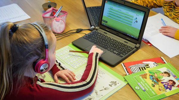 Minister Arie Slob miljoenen voor laptops en tablets arme kinderen