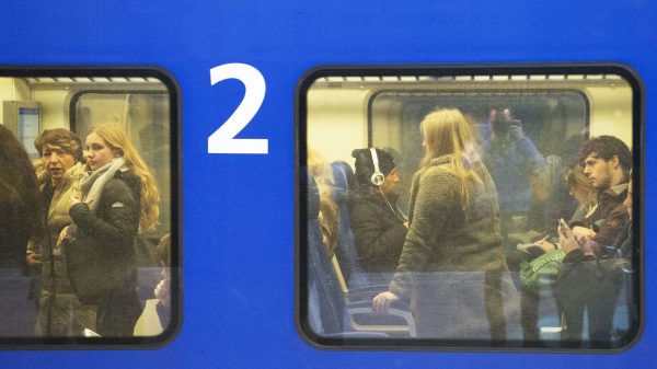 reizigers weigeren te volle trein te verlaten