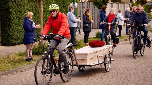 Brabander brengt zijn vrouw per fiets naar crematorium in indrukwekkende rouwstoet