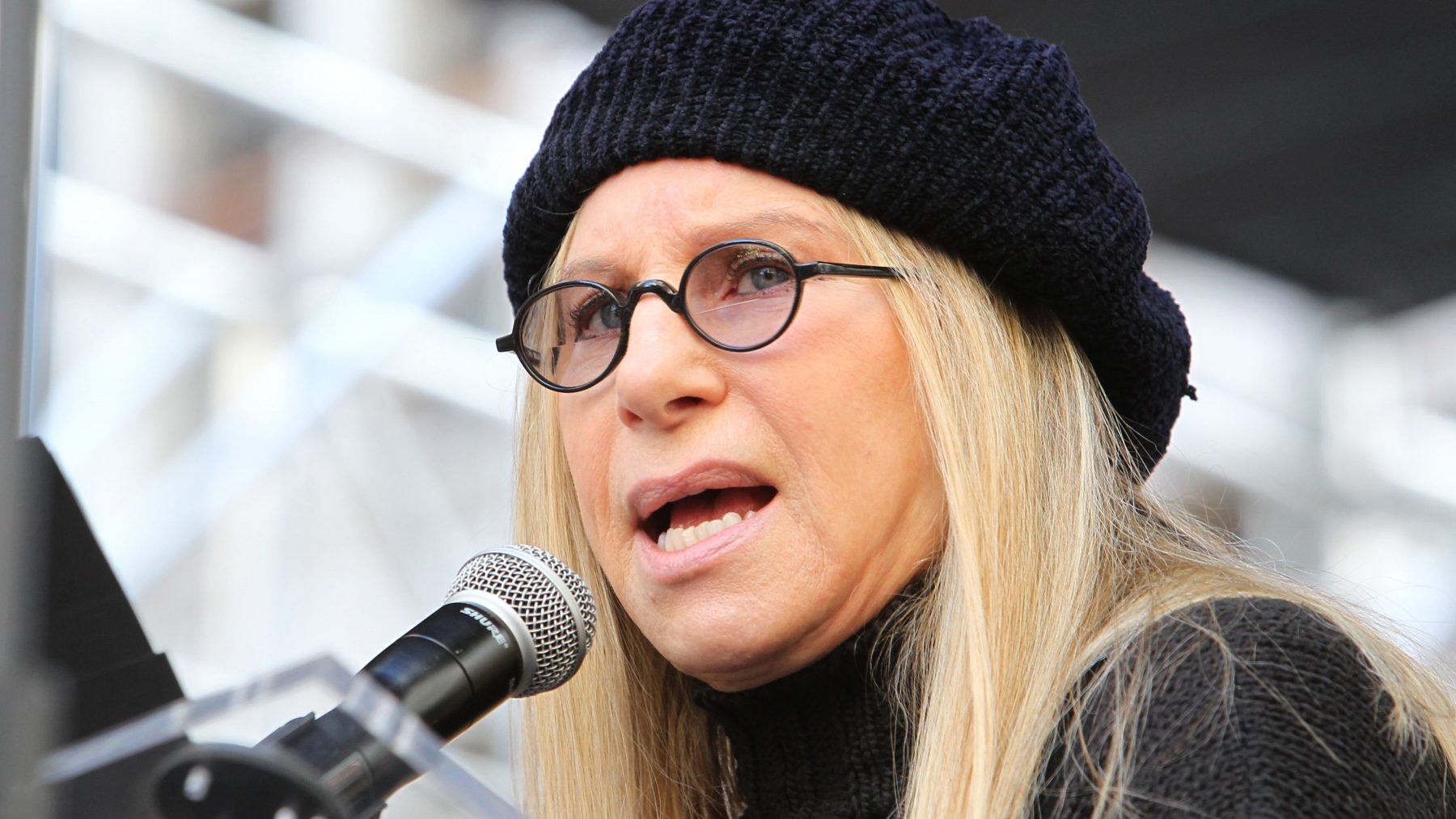 Barbra Streisand geeft Disney-aandelen aan dochter George Floyd