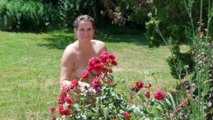 Thumbnail voor Tessa (50) is naturist: 'Nooit meer last van een plakkende bikinibroek'
