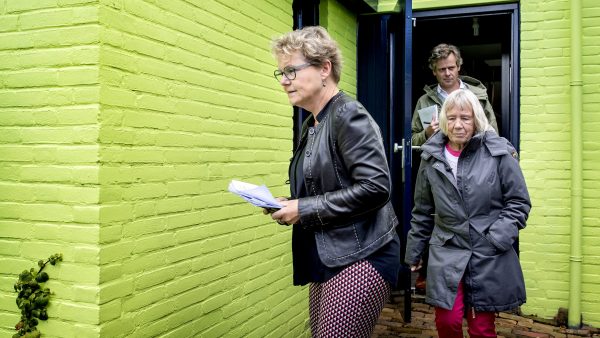 Ineke (82) ergert zich groen en geel maar moet gekleurd huis tóch overschilderen