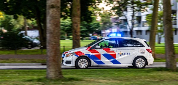 Politie bevrijdt alleen gelaten huilende dreumes (1,5) uit auto