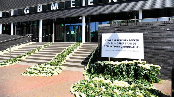 4000 witte rozen bij gemeentehuis Oss