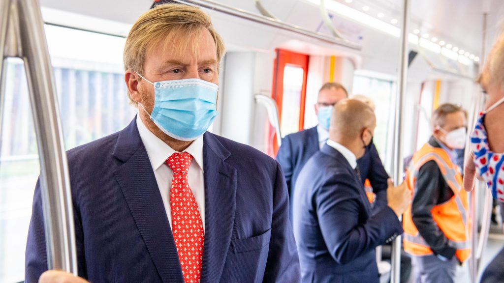 King Willem-Alexander unrecognizable in the Amsterdam metro