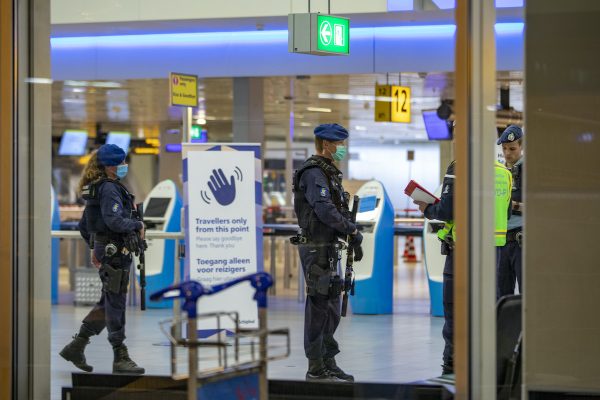 Man met mes op Schiphol