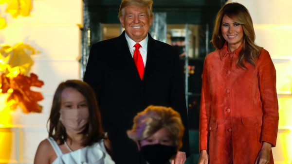 De Trumps vieren Halloween zonder mondkapjes, de kinderen aan de deur mét