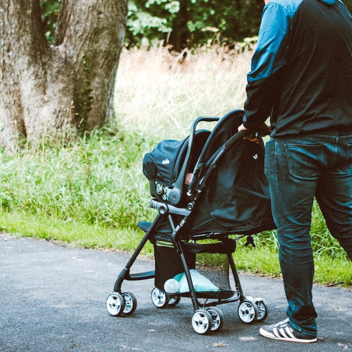 Stel loopt dagen rond met peuterlijk in kinderwagen