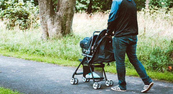 Stel loopt dagen rond met peuterlijk in kinderwagen