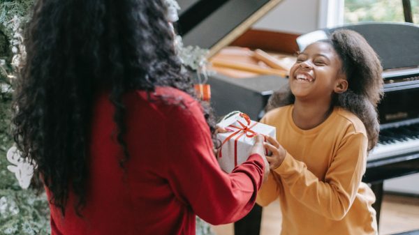 Hartverwarmende tranentrekkers: dit zijn dé kerstcommercials van 2020