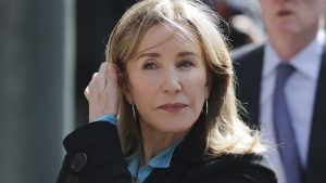 Thumbnail voor 'Desperate Housewives'-actrice Felicity Huffman terug op set na celstraf