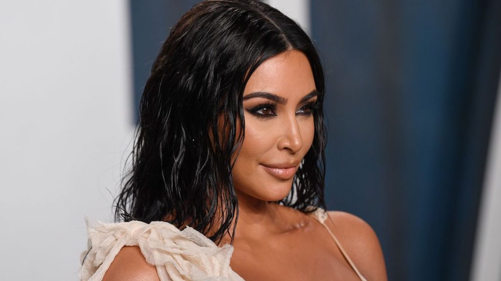 Kim Kardashian geeft geld weg