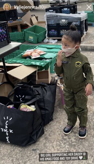 Stormi helpt bij speelgoed uitdelen