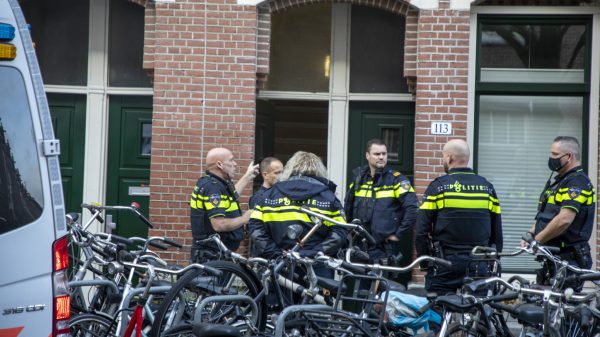 Man en tienermeisje dood aangetroffen in woning in Amsterdam