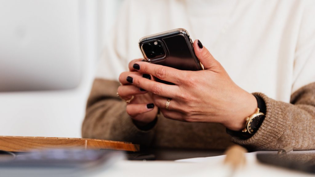 Irene kreeg een tikkie na het weigeren van een zoen_ 'Doei, weer aan de swipe'