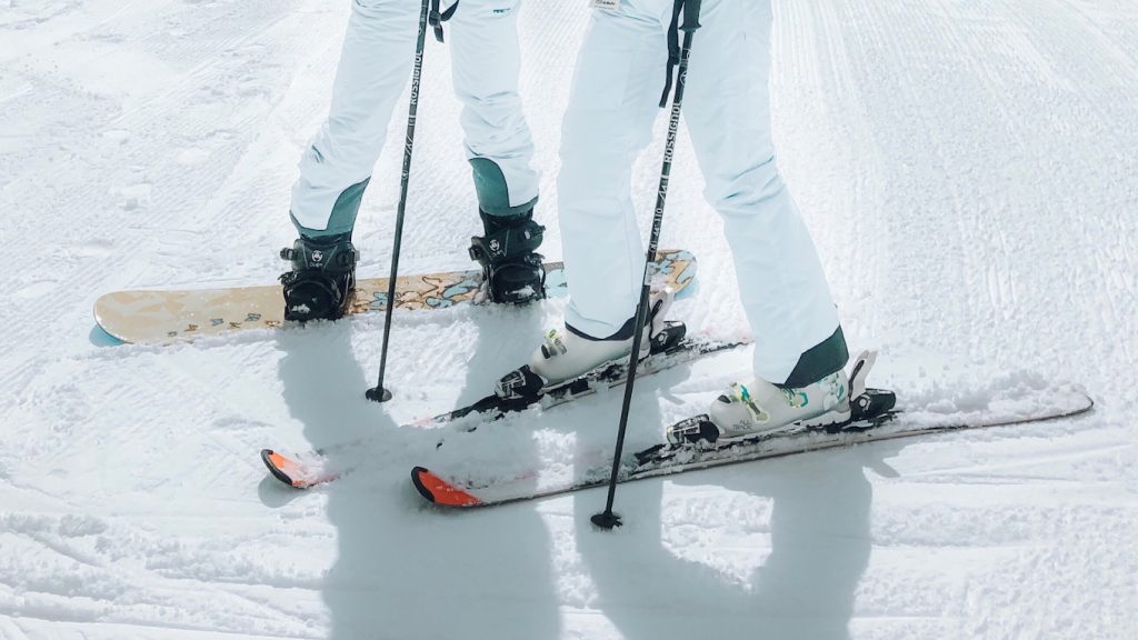 Geen auto en geen OV, dan maar op de ski's naar het werk