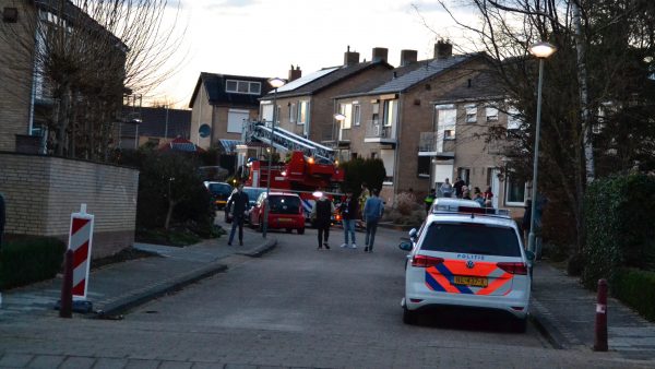 Dakpannen vallen van dak door landen van vliegtuig, Burgemeester L'ortyestraat in Meerssen