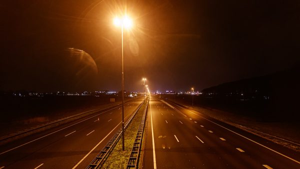 Afslag gemist? Met kinderen in de wagen rijdt man achteruit op de snelweg