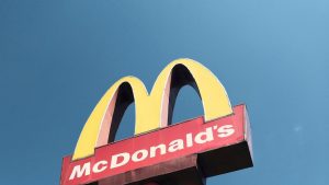 Thumbnail voor Mot in de McDrive: klant en medewerker McDonald's Spijkenisse op de vuist