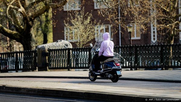 Kabinet Wil Vanaf Medio 2022 Helmplicht Voor Snorfietsers - LINDA.nl