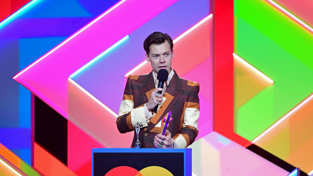 Harry Styles hint op cosmeticalijn