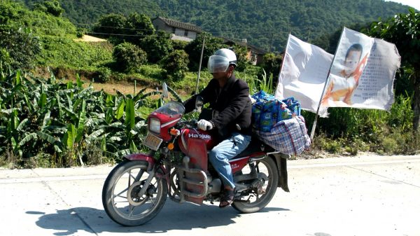 Na 24 jaar en motortocht van 500.000 kilometer vindt Guo (51) zijn gekidnapte zoon