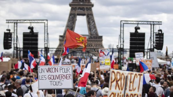 Agenten gewond bij Franse coronaprotesten, tientallen aanhoudingen