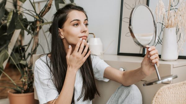 Cosmetisch arts over beste methode voor natuurlijke aanmaak collageen