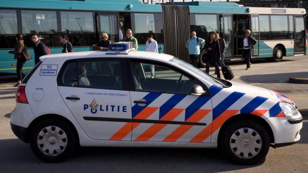 politieauto voor een bus