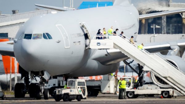 Vliegtuig met 150 evacués uit Afghanistan naar Schiphol